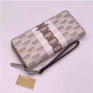 Michael Kors Large
Continental
Wallet Wristlet Camel